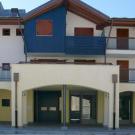 Edificio residenziale a San Giacomo di Roburent - particolare della facciata sulla piazza