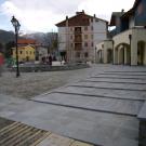 Edificio residenziale a San Giacomo di Roburent - vista della piazza antistante l'edificio